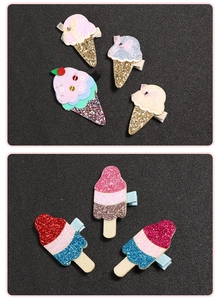 Dettaglio di fermagli per capelli colorati a forma di gelato con paillettes per bambine