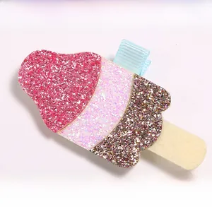Dettaglio della clip per capelli bimba a forma di gelato con glitter e nastro azzurro