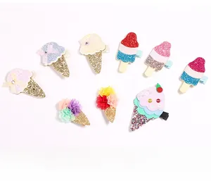 Dettaglio di 8 fermagli per capelli a gelato con paillettes e nastri pastello per bimba