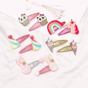 Glitzerspangen Set für Mädchen mit Einhorn Regenbogen und Panda Motiven auf weißem Stoff