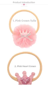 Détail du bandeau fleur en tulle rose et couronne au crochet avec cœur pailleté