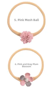 Détail du bandeau bébé avec pompon en tulle rose et fleurs en maille grise et rose