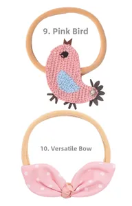 Détail du bandeau oiseau tricoté rose et nœud à pois pour bébés filles