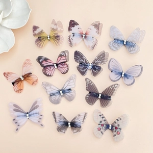 Lot de 12 barrettes papillon avec ailes en tulle coloré et strass scintillants