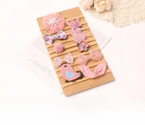 Détail d'un lot de 10 bandeaux roses pour bébé avec nœuds en dentelle et couronnes