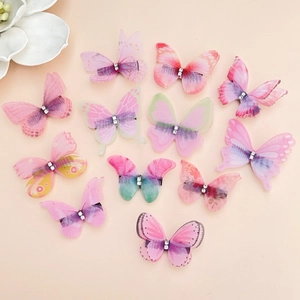 Détail de barrettes papillon en tulle coloré avec strass brillants pour cheveux