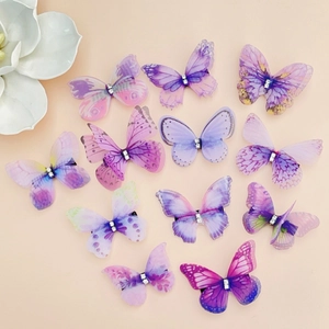 Détail de 12 barrettes papillon en tulle multicouche avec cristaux et dégradé coloré