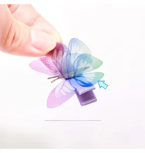 Détail du clip papillon en tulle double couche avec ruban violet de haute qualité