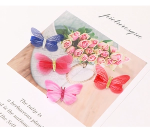 Vue détaillée de quatre pinces à cheveux papillon en tulle coloré avec des paillettes