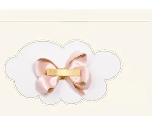 Detailansicht der rosa Schleife Haarklammer mit vollumwickelter Sicherheits-Satin-Basis