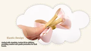 Detail einer rosa Satin-Haarschleife mit goldenen Pailletten und Krokodilklemme