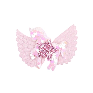 Detalle de pinza para el pelo de unicornio rosa con estrella brillante y alas de lentejuelas