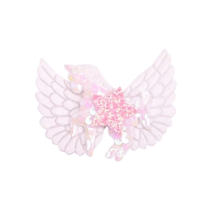 Detalle de pinza de unicornio con alas de purpurina y estrella rosa brillante