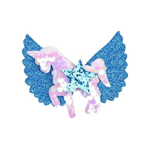 Detalle de pinza para el pelo de ala de unicornio con purpurina y estrella para niñas