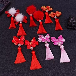 Detailliertes Set chinesischer Neujahrs-Haarspangen mit Quasten, Schmetterlingen und Pelzbällen