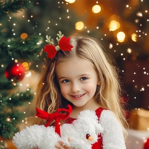 Détail de la pince à cheveux renne de Noël avec bois dorés pailletés et nœud rouge enfant
