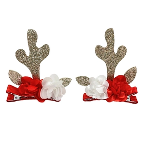 Détail de pinces à cheveux bois de renne de Noël avec tissu pailleté et fleurs