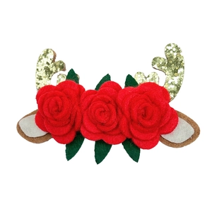 Détail de pétales de rose en feutre rouge avec bois de renne pailletés dorés sur pince