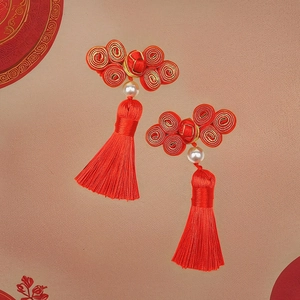 Traditionelle chinesische Knoten-Ohrringe mit roten Quasten und einer weißen Perle