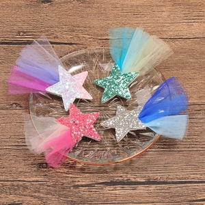 Vue détaillée de quatre pinces à cheveux étoiles pailletées avec tulle sur un plateau