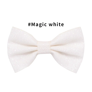 Dettaglio macro del fiocco per capelli bianco magico con glitter scintillanti