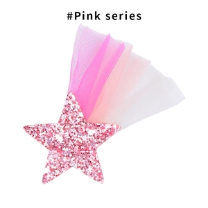 Détail d'une pince à cheveux étoile à paillettes roses avec traîne en tulle dégradé