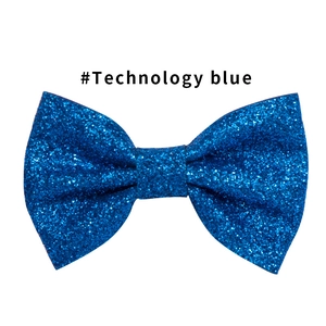 Dettaglio del fiocco blu tecnologico glitterato con trama di paillettes e finitura lucida
