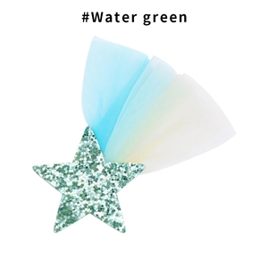 Détail de la pince à cheveux étoile à paillettes vert eau avec queue en dentelle colorée