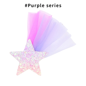 Détail de la pince à cheveux étoile à paillettes avec décoration en dentelle rose et violette
