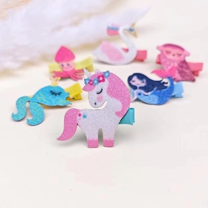 Détail des pinces à cheveux artisanales pailletées avec motifs d'animaux pour enfants