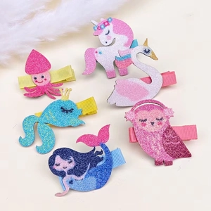 Détail de 6 pinces à cheveux pailletées avec licorne et sirène pour les filles