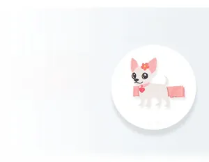 Primer plano de la horquilla de perro rosa y blanco con dijes de flores y corazones