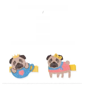 Horquillas infantiles de perro en tela brillante con carlino en taza y suéter rosa