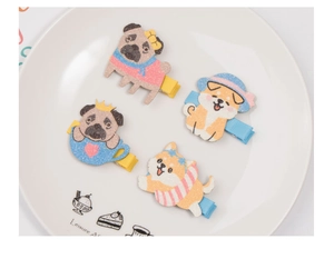 Detalle de cuatro pinzas para el pelo de perros animados con purpurina y base de tela