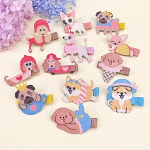 Detalle de pinzas para el pelo de perros con acabado brillante para niñas