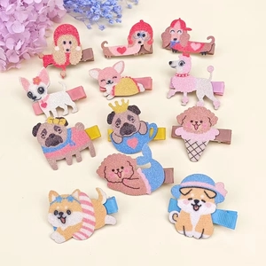 Detalle de pinzas para el pelo de perros animados con purpurina y cintas de colores
