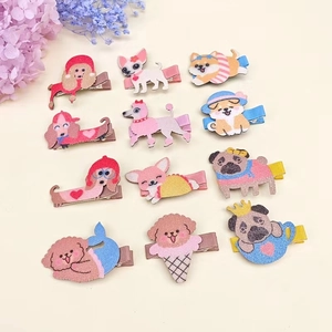 Vista plana de 12 pinzas para el pelo de perro con purpurina, lentejuelas y clips de metal
