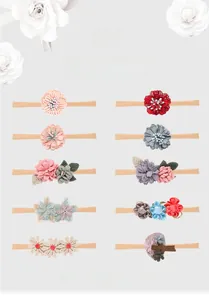 Détail d'un ensemble de 10 bandeaux fleurs vintage faits main pour bébé en nylon souple