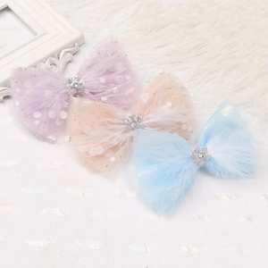 Set di 3 fermagli per capelli a fiocco in rete con pois glitterati, piume e strass a fiocco
