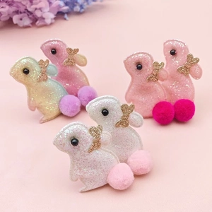 Barrettes à cheveux lapin de Pâques avec paillettes et pompons sur fond rose tendre