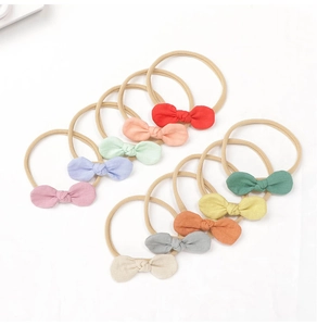 Détail du lot de 10 bandeaux pour bébé avec nœuds en lin en couleurs variées