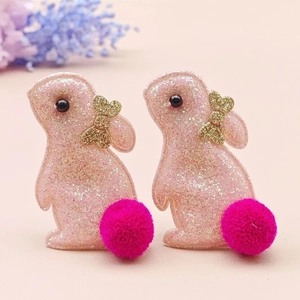 Détail de pince à cheveux lapin de Pâques avec tissu pailleté rose et pompon magenta