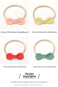 Détail de bandeaux pour bébé en lin rose, jaune, rouge et vert avec des nœuds papillon