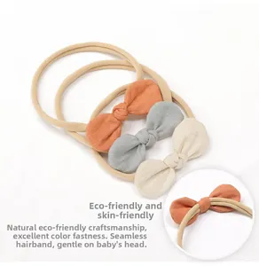 Détail de bandeaux sans couture pour bébé avec des nœuds en coton et lin doux sur la peau