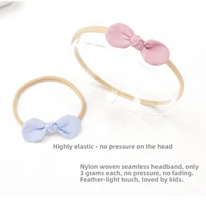 Détail des bandeaux élastiques en nylon avec nœud pour bébé en rose et bleu clair