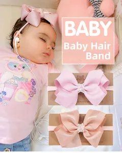 Détail de bandeaux pour bébé avec nœuds en ruban élégants, perles et strass brillants