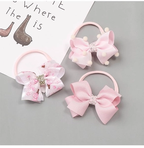 Détails de nœuds roses pour cheveux avec perles, pompons et rubans à fleurs