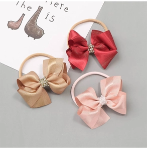 Lot de trois bandeaux pour bébé avec nœuds en ruban, perles et strass brillants