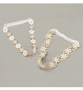 Vue détaillée de bandeaux en dentelle ajourée avec broderie marguerite et perles