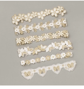 Détail de 6 bandeaux en dentelle blanche avec broderie dorée et perles pour bébé